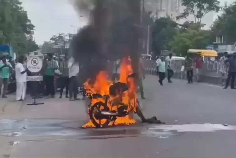 அதிர்ச்சி... தனது பைக் மீது தானே பெட்ரோல் ஊற்றி தீவைத்து எரித்த இளைஞர்!