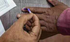 வெறும் 5 பேருக்காக ஒரு வாக்குச்சாவடி... மலைப்பகுதியில் தேர்தல் அதிகாரிகள் நெகிழ்ச்சி!