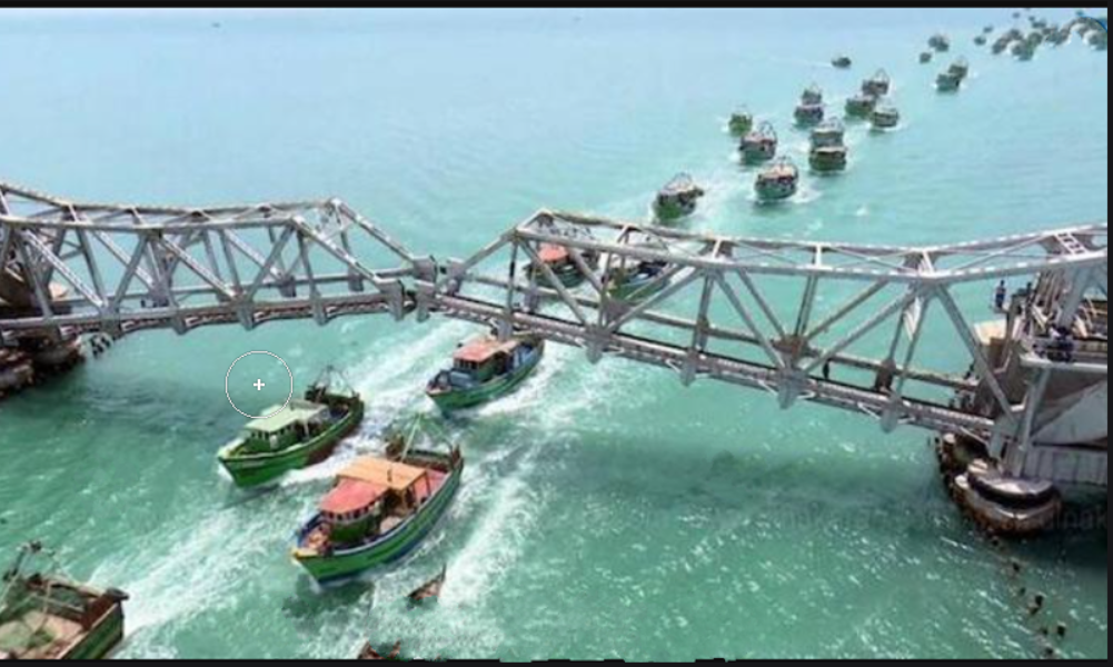 பாம்பன் தூக்குப்பாலத்தில் 40 படகுகள் அணிவகுப்பு !