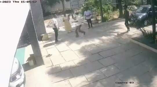 வீடு புகுந்து திமுக பிரமுகரின் மகனுக்கு கத்தி குத்து.. வைரலாகும் வீடியோ!