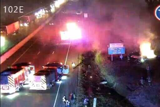 நடுவானில் இன்ஜின் கோளாறு.. நெடுஞ்சாலையில் விழுந்து நொறுங்கிய விமானம்.. 5 பேர் பரிதாப பலி!