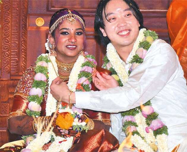 அமெரிக்க இளைஞரை கரம்பிடித்த தமிழக பெண்.... சைவத்தமிழ் முறைப்படி திருமணம்!