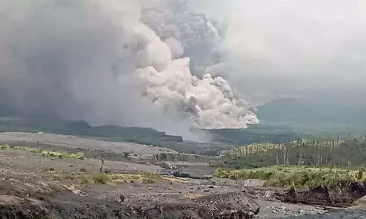 இந்தோனேசியாவில் வெடித்து சிதறிய எரிமலை .! 2 ஆயிரம் பேர் பாதுகாப்பாக வெளியேற்றம்!!