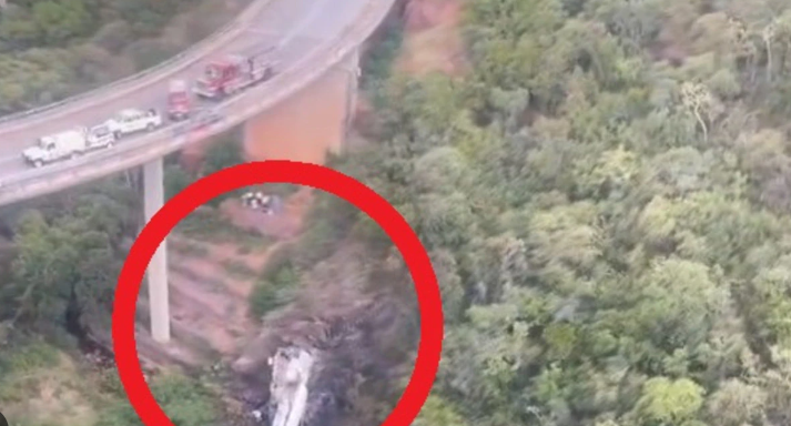 பகீர் வீடியோ... 165 அடி உயர பாலத்தில் இருந்து பள்ளத்தில் பாய்ந்த பேருந்து... 45 பேர் துடிதுடித்து பலி!