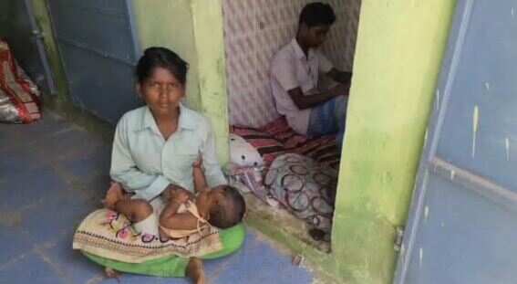பெரும் சோகம்... 2 வருஷமா கழிவறையில் வசிக்கும் தம்பதி... 7 மாத குழந்தையுடன் அவலம்!