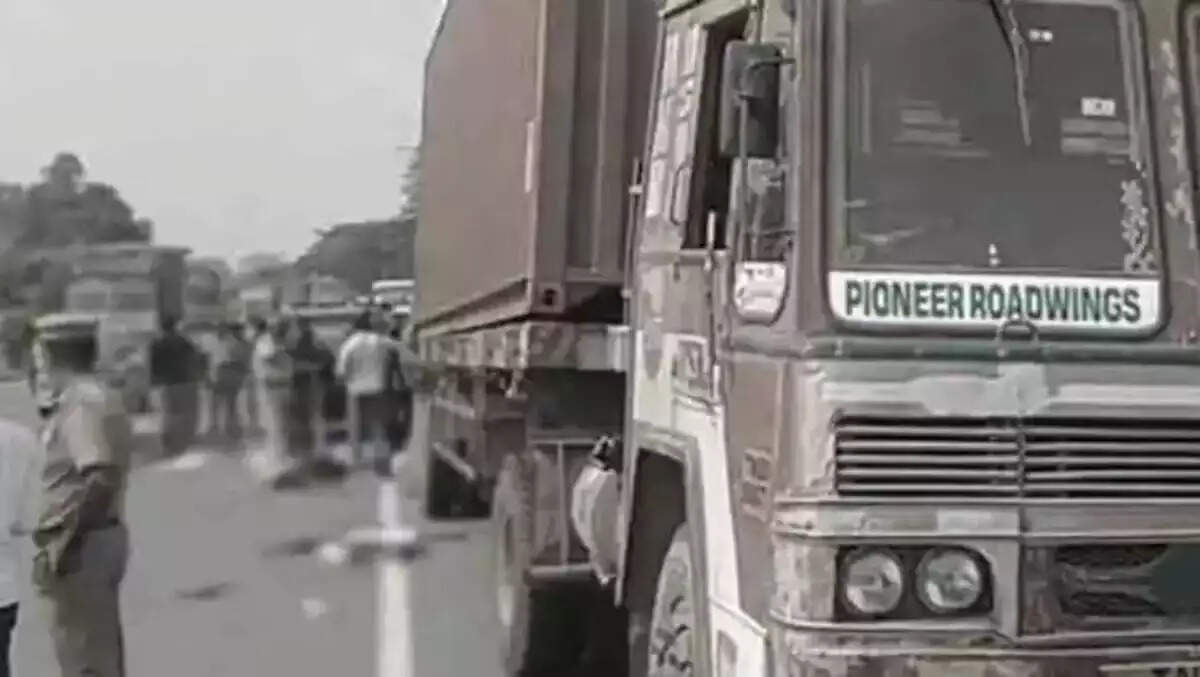 படிக்கட்டில் பயணம் செய்த கல்லூரி மாணவர்கள் 4 பேர் பலி.. லாரி மோதி உயிரிழந்த சோகம்!