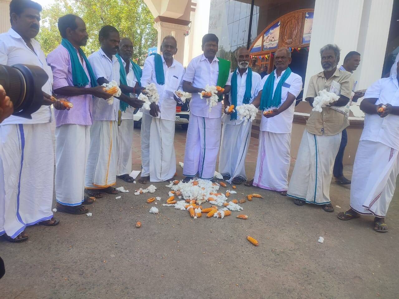 திருச்சியில் மக்காச்சோளத்தை கொட்டி விவசாயிகள் ஆர்ப்பாட்டம்!