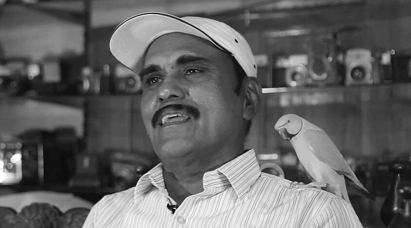 பறவை மனிதர் காலமானார்... கிளிக் கூட்டத்திற்கு 20 ஆண்டுகள் உணவளித்த சேகர் மரணம்!