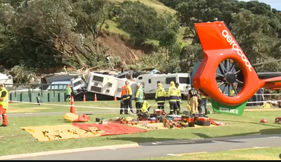 நியூஸிலாந்தில் நிலச்சரிவால் இருவர் உயிரிழப்பு.... மண்ணில் புதைந்த வீடுகள் !