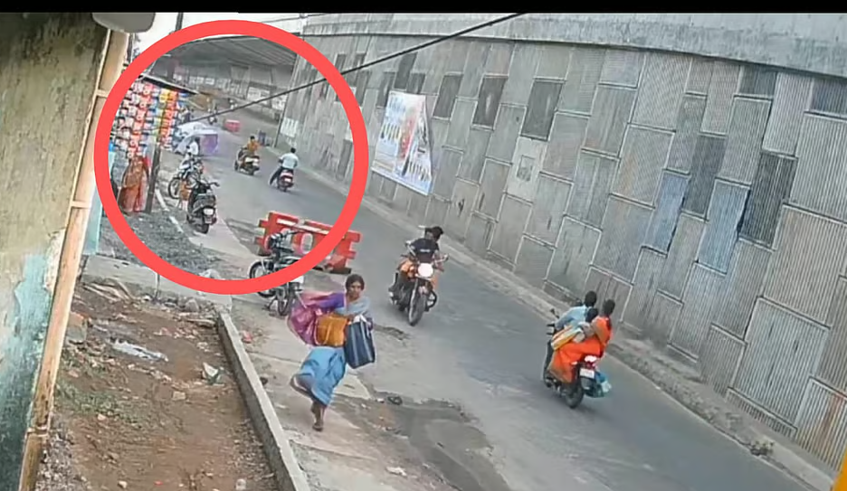 பேனர் கிழிந்து பைக்கில் சென்ற தந்தை மகன் மீது விழுந்து படுகாயம்!