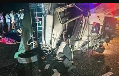 இரு லாரிகள் நேருக்கு நேர் மோதி நொறுங்கியது... இடிபாடுகளில் சிக்கி 2 டிரைவர்களும் உயிரிழப்பு - பொக்லைன் இயந்திரம் மூலம் உடல்கள் மீட்பு!