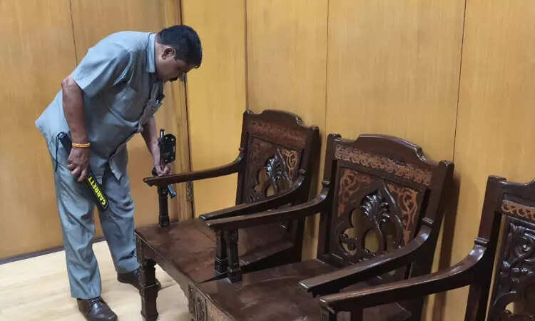 வெடிகுண்டு மிரட்டல் நீதிமன்ற வளாகம்