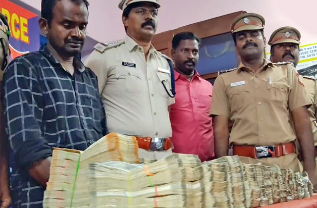 ரயிலில் பயணியிடம் ரூ.75 லட்சம் பறிமுதல்... ஆவணங்கள் இல்லாததால் வருமான வரித் துறையிடம் ஒப்படைப்பு!