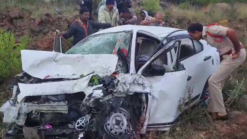 கார்கள் நேருக்கு நேர் மோதி கோர விபத்து... குழந்தைகள் உட்பட 5 பேர் பலி!