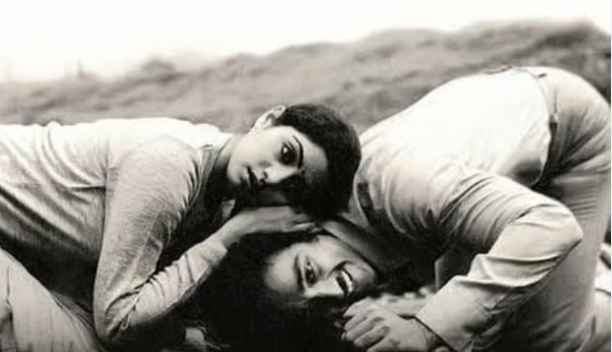 மூன்றாம் பிறை 42 ஆண்டுகள் நிறைவு... வைரலாகும் ஹேஷ்டேக்!