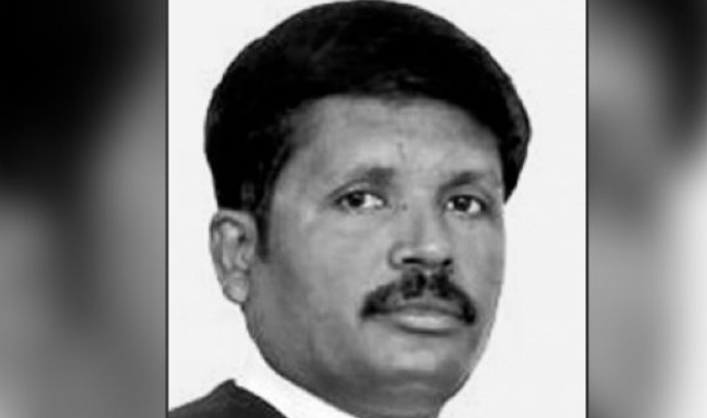 மனைவி தற்கொலைக்கு வக்கீல் காரணமா? அரிவாளுடன் வீட்டிற்குள் புகுந்து கொலை வெறித் தாக்குதல்!
