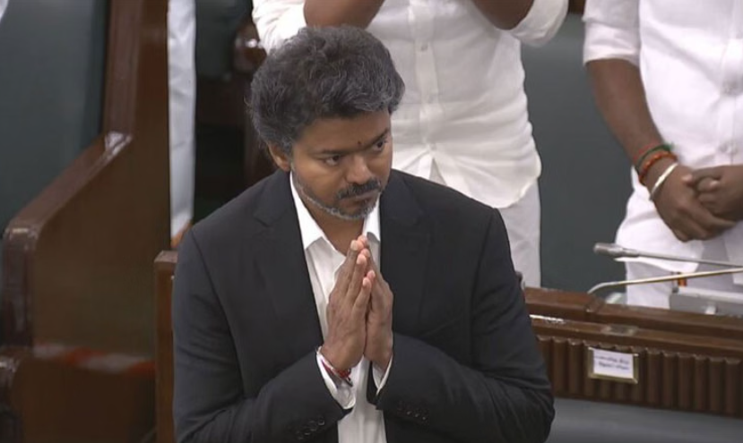 தமிழக அரசியல் வரலாற்றில் மைல் கல்... கோட்-சூட் உடையில் சட்டமன்றத்திற்கு வருகை தந்த முதல்வர் விஜய்!