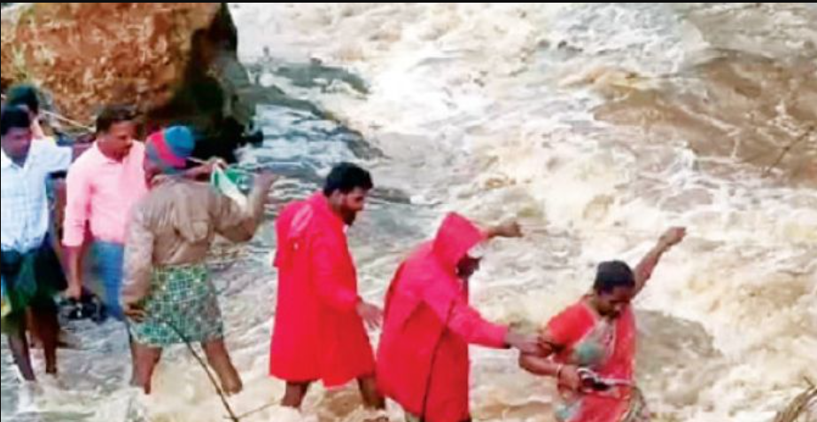 காட்டாற்று வெள்ளம்... சாலை துண்டிப்பு... கயிற்றை பிடித்து ஆபத்தான பயணம் தொடரும் கிராம மக்கள்!