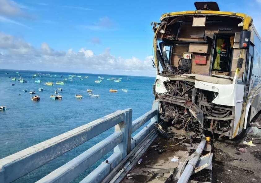 பாம்பன் பாலத்தில் நேருக்கு நேர் மோதிய பேருந்துகள்! மயிரிழையில் உயிர் தப்பிய பயணிகள்! 8 பேர் படுகாயம்!