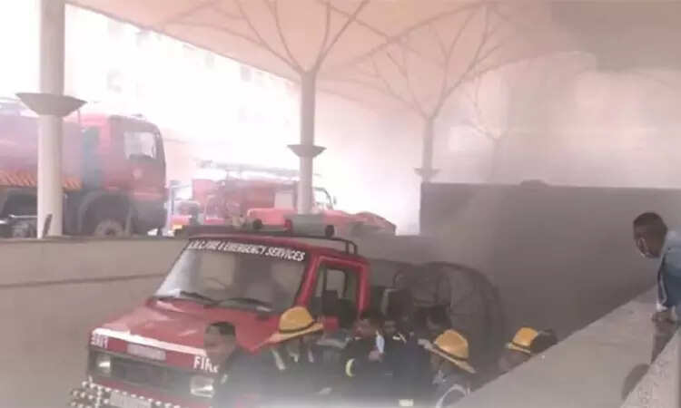 அதிர்ச்சி வீடியோ!! மருத்துவமனையில் பயங்கர தீவிபத்து!! 100க்கும் மேற்பட்ட நோயாளிகள் வெளியேற்றம்!!