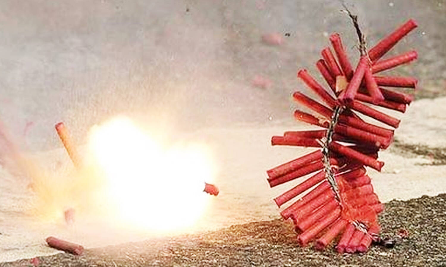 தீபாவளி பட்டாசு வெடிக்க இந்த பாதுகாப்பு வழிமுறைகளைத் தெரிஞ்சுக்கோங்க!