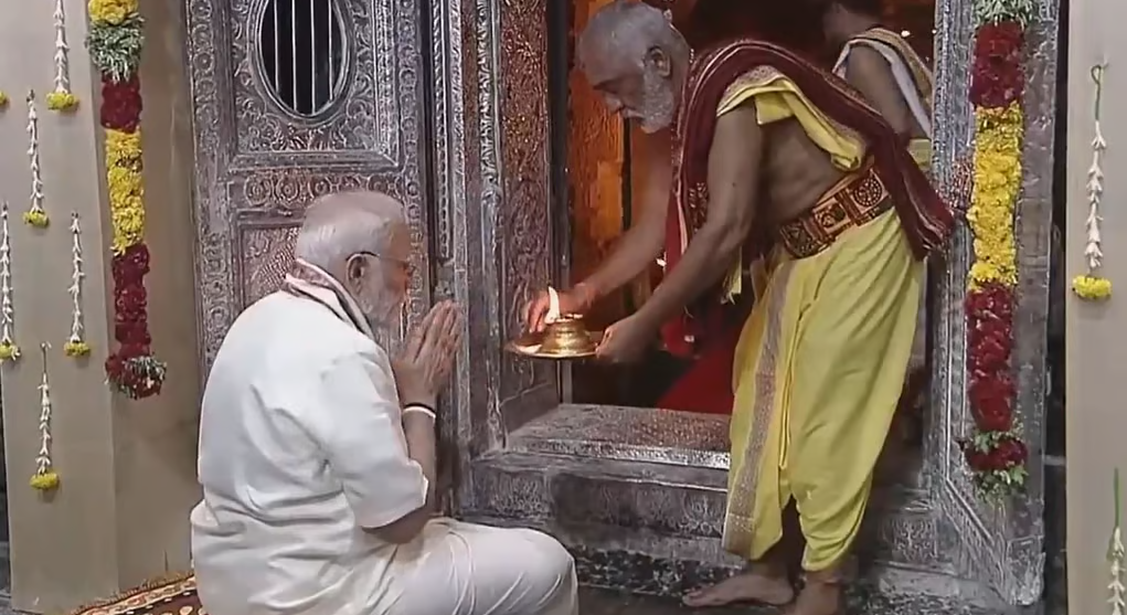 பிரதமர் மோடி திருப்பரங்குன்றம் கோவிலில் சாமி தரிசனம்! மோடி திருப்பரங்குன்றம் கோவிலில் சாமி தரிசனம்!