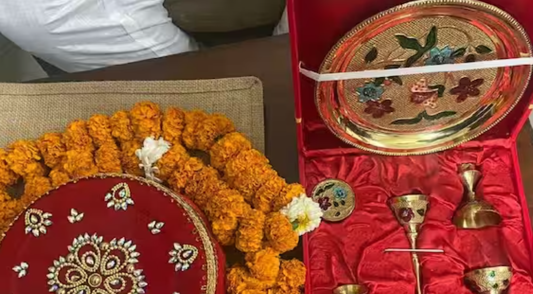 கருவறை மண், தீர்த்தம், வெள்ளி நாணயம், லட்டு, தட்டு..... அயோத்தி விருந்தினர்களுக்கு ரிட்டர்ன் கிப்ட் பாக்ஸ் தயார்.....!