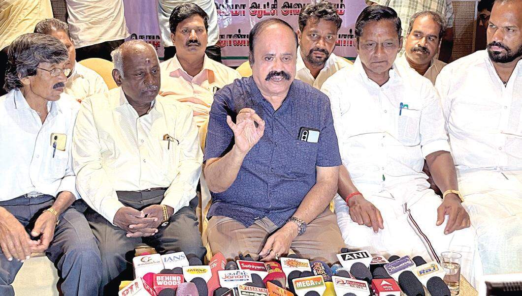 “அதிமுகவை எடப்பாடி அடமானம் வெச்சுட்டாரு” ... பெங்களூரு புகழேந்தி வேதனை!