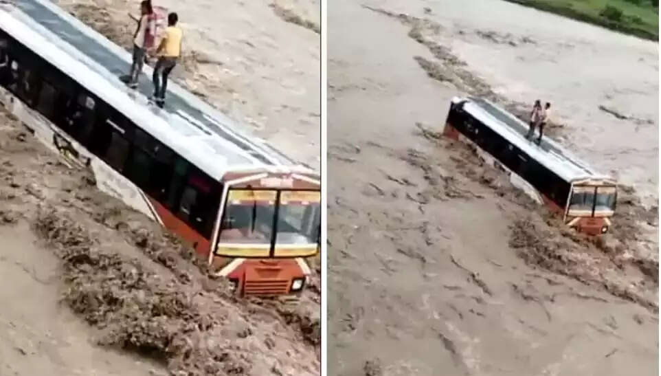 வெள்ளத்தில் சிக்கி கொண்ட பேருந்து... அலறியடித்து ஜன்னல் வழியே குதித்த பயணிகள்... வைரலாகும் வீடியோ!