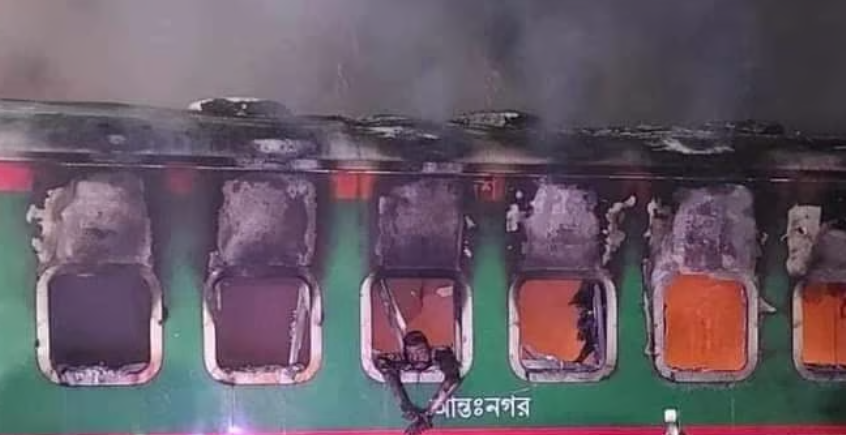 பகீர்... பயணிகள் ரயிலுக்கு தீ வைப்பு... 5 பேர் உடல் கருகி பலியான சோகம்!