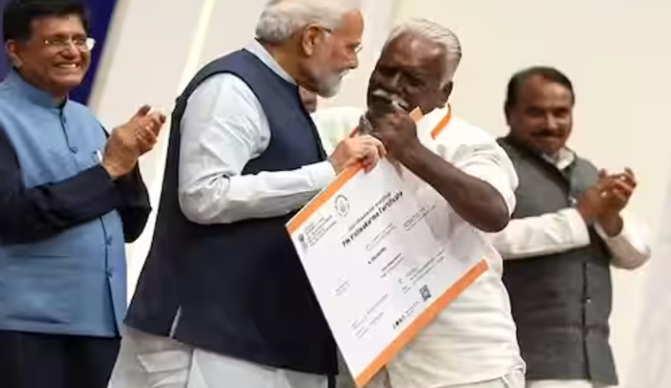 வைரல் வீடியோ.. தமிழக மீன்பிடி வலைதயாரிப்பாளரை கட்டியணைத்த மோடி!!