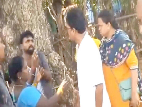 பள்ளி நேரத்தில் ஆசிரியர் கள்ளக்காதலியுடன் உல்லாசம்... மரத்தில் கட்டிவைத்து அடித்த மக்கள்!