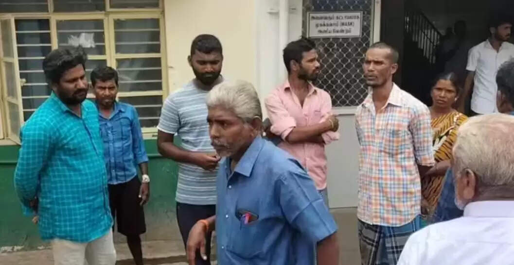 போதையில் பள்ளிக்கு வந்த ஆசிரியர்!! பெற்றோர்கள் அதிர்ச்சி!!