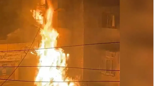 பால்கடையில் திடீர் தீவிபத்து... 2 குழந்தைகள் உட்பட ஒரே குடும்பத்தை சேர்ந்த 4 பேர் உடல் கருகி பலி!