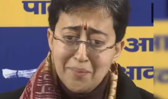 பரபரப்பு வீடியோ... கதறி அழுத டெல்லி முதல்வர்.!