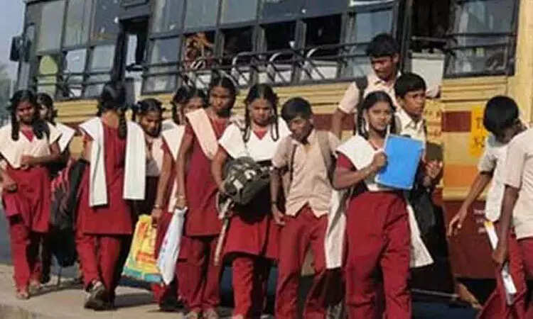 அரசு பேருந்து மாணவிகள்