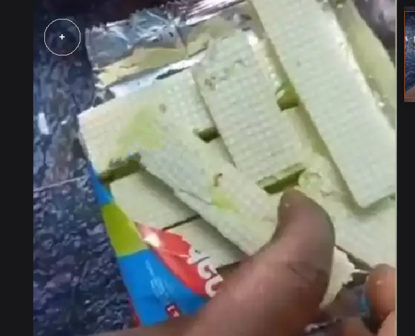 பெற்றோர்களே உஷார்... பிரபல கம்பெனி பிஸ்கட் பாக்கெட்டில் நெளிந்த புழுக்கள்!