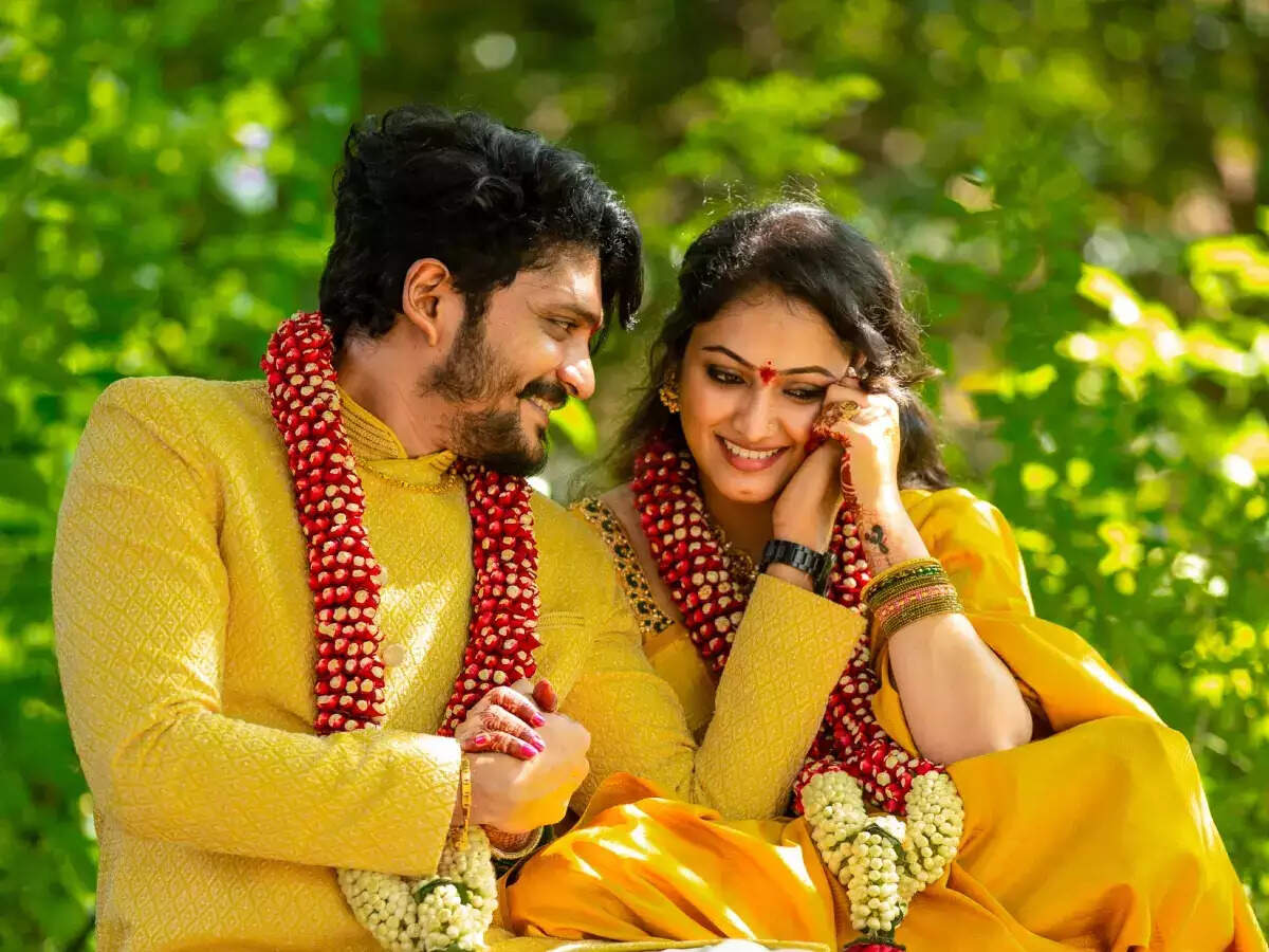 பிரபல தமிழ் பட நடிகைக்கு திருமணம்! பிரபல பாடகரை மணக்கிறார்!