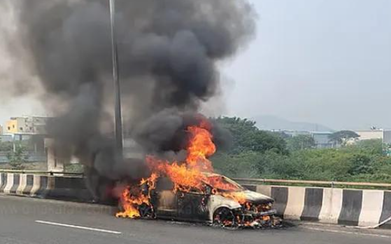 பரபரப்பு... சிக்னலில் திடீரென தீப்பற்றி எரிந்த கார்!