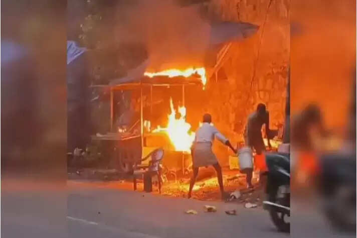 டிபன் கடையில் திடீர் தீவிபத்து!! உணவை தூக்கி போட்டு தெறித்து ஓடிய வாடிக்கையாளர்கள்!!