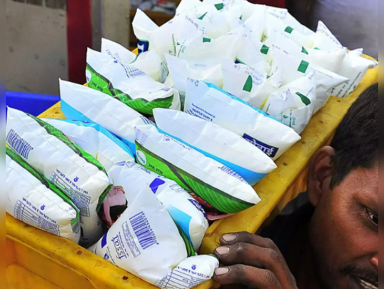 இல்லத்தரசிகள் ஷாக்... இன்று முதல் பால் விலை திடீர் உயர்வு… !