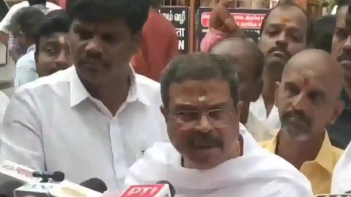 திருப்பரங்குன்றம் மலை மீது தீபமேற்றுவதை யாராலும் தடுக்க முடியாது... மத்திய அமைச்சர் தர்மேந்திர பிரதான் உறுதி!