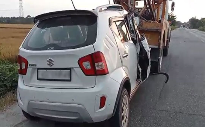 காரும் , லாரியும் நேருக்கு நேர் மோதி 3 பேர் பலி... 4 பேர் கவலைக்கிடம்!!