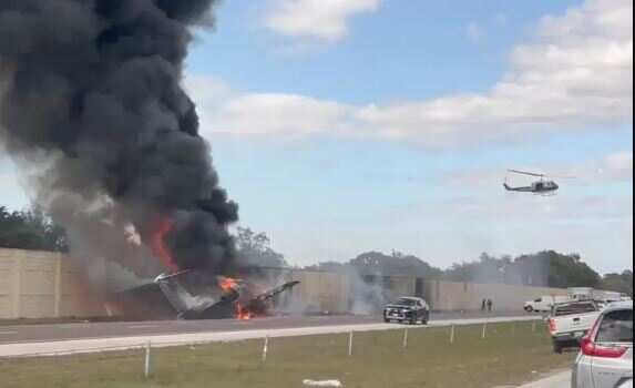 பெரும் அதிர்ச்சி.. சாலையில் விமானம் விழுந்து கோர விபத்து.. 2 பேர் சம்பவ இடத்திலேயே பரிதாப பலி..!