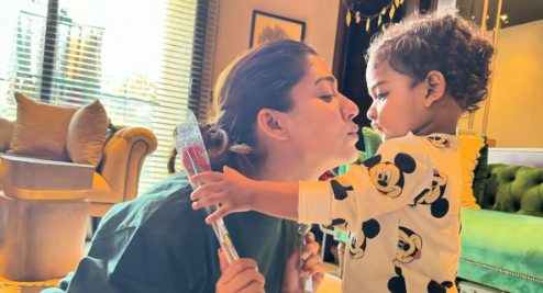 காதலர் தின ஸ்பெஷல்... மகன்களுக்கு முத்தமிட்டு கொஞ்சும் நயன்தாரா!