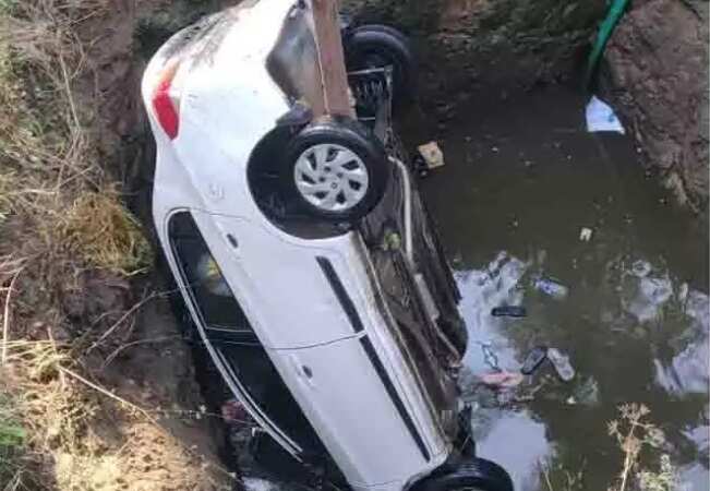 கிணற்றுக்குள் பாய்ந்த கார்.. அலறிய தாய், மகள்.. கிராம மக்கள் போராட்டம் !!