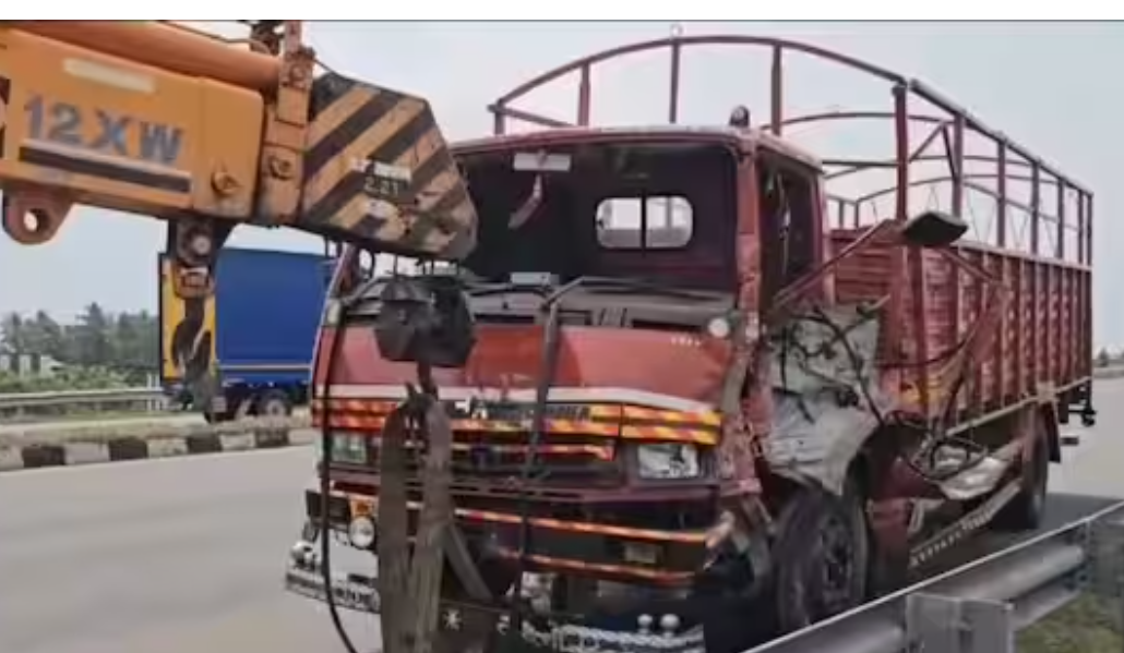 நிலைதடுமாறி நெடுஞ்சாலையில் கவிழ்ந்த லாரி... 4 பேர் படுகாயம்!!