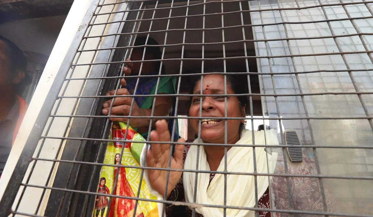 சமவேலைக்கு சம ஊதியம் போராட்டத்தில் ஈடுபட்ட ஆசிரியர்கள், தூய்மைப் பணியாளர்கள் கைது