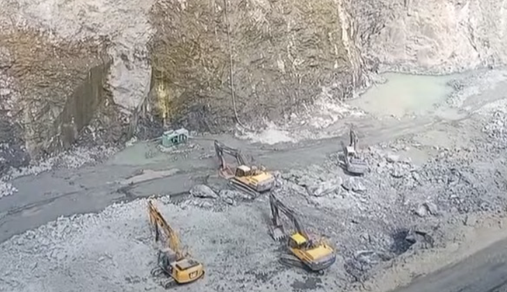 பெரும் சோகம்... கல்குவாரியில் திடீர் மண் சரிவால் 2 தொழிலாளர்கள் மூச்சுத்திணறி பலி!