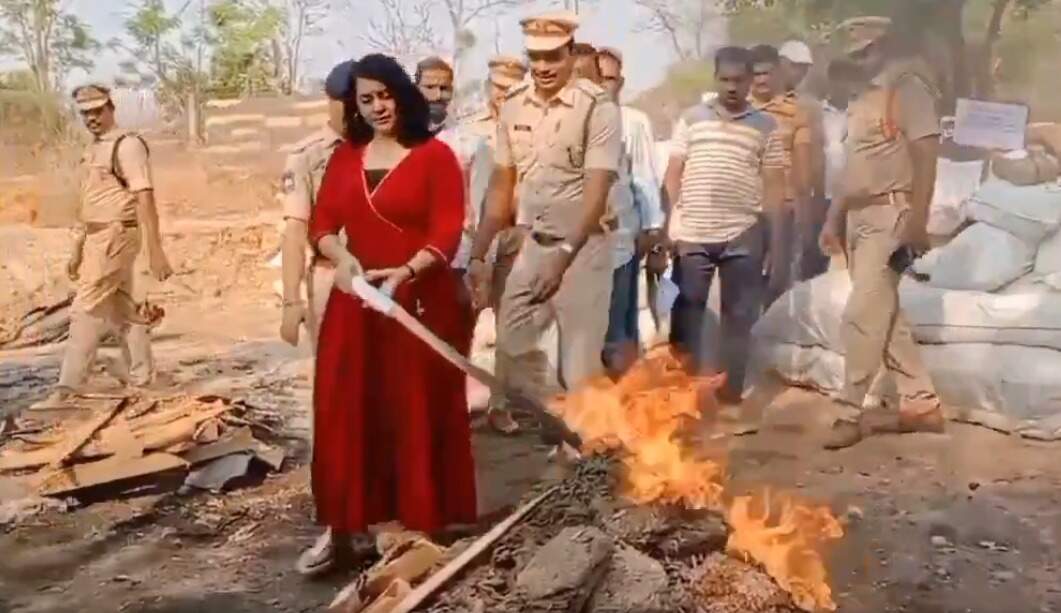 அதிர்ச்சி... 2000 கிலோ கஞ்சா பறிமுதல்... கொள்ளிக்கட்டையால் எரித்து சாம்பலாக்கிய பெண் எஸ்.பி!